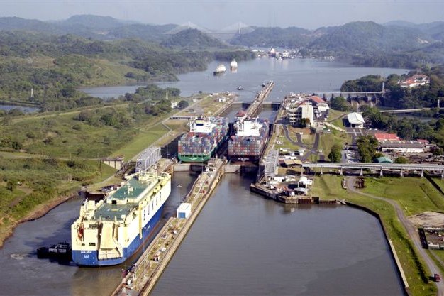 panama canal miraflores lock.jpg